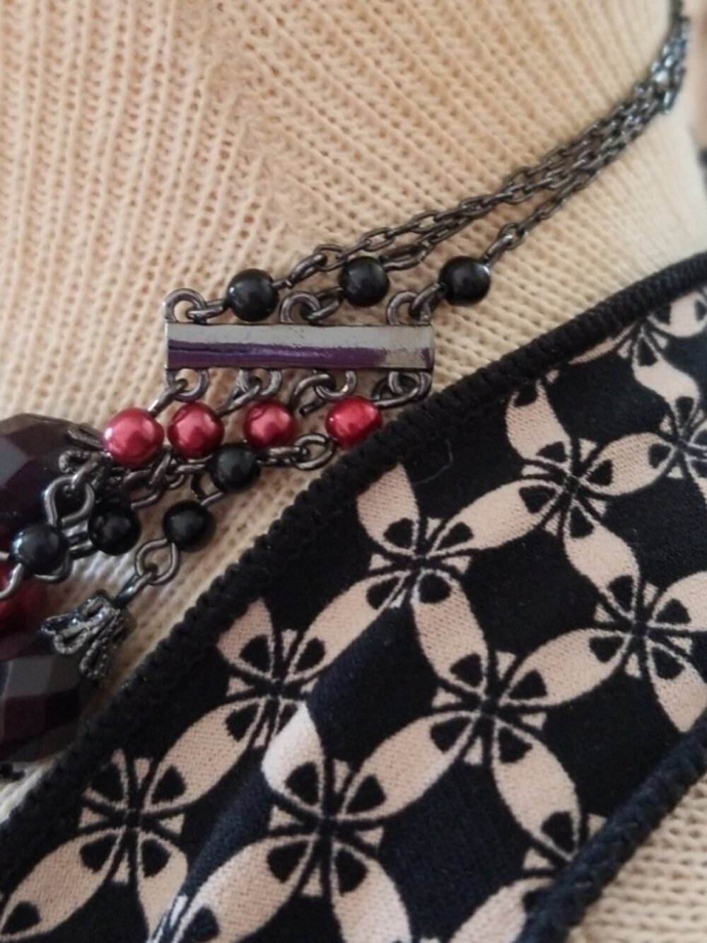 BLACK 🖤 ROSE Beaded Necklace - Picture 2 of 2